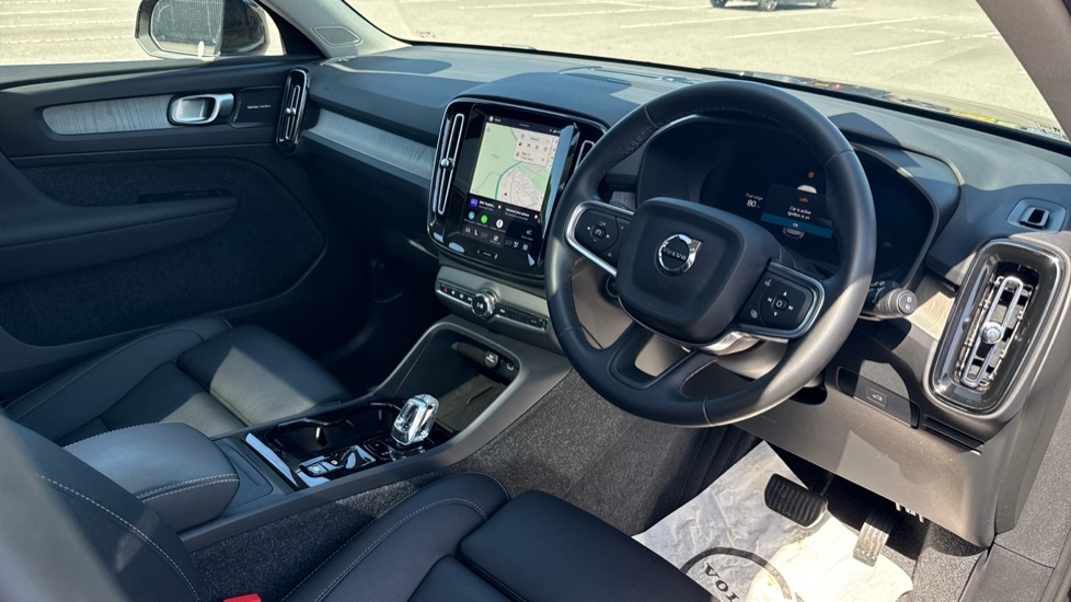 Volvo XC40 2.0 B4P Ultra Dark 5dr Auto Petrol Estate - Image 4