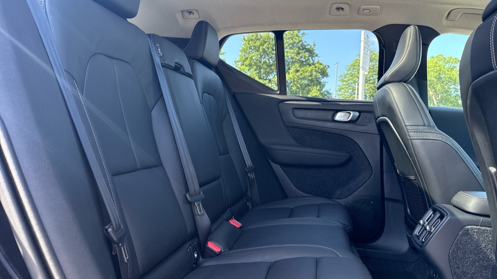 Volvo XC40 2.0 B4P Ultra Dark 5dr Auto Petrol Estate - Image 6