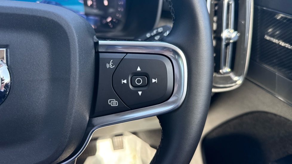 Volvo XC40 2.0 B4P Ultra Dark 5dr Auto Petrol Estate - Image 25
