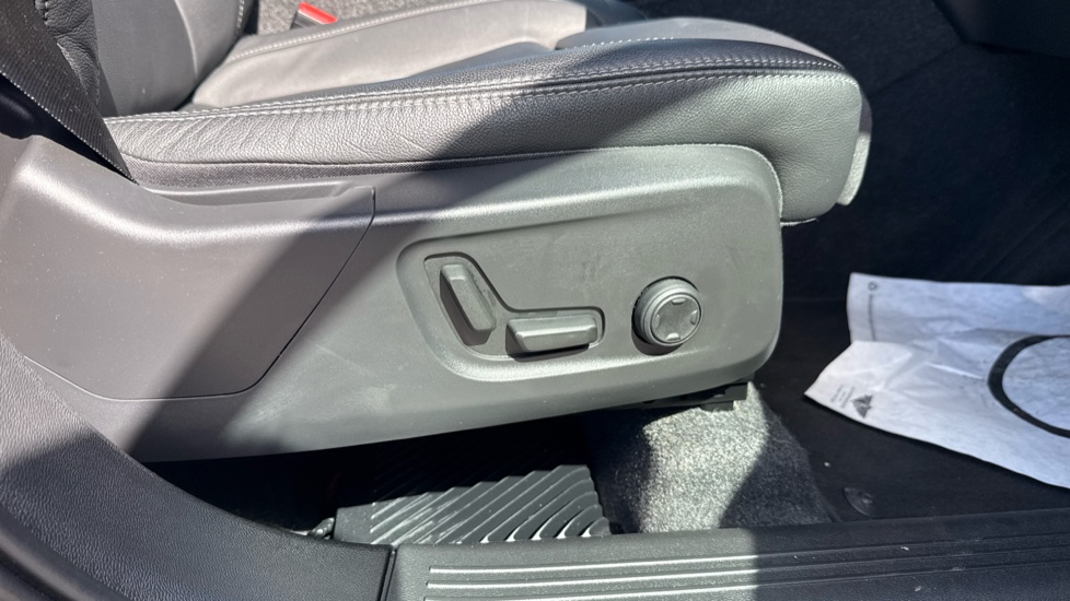 Volvo XC40 2.0 B4P Ultra Dark 5dr Auto Petrol Estate - Image 32