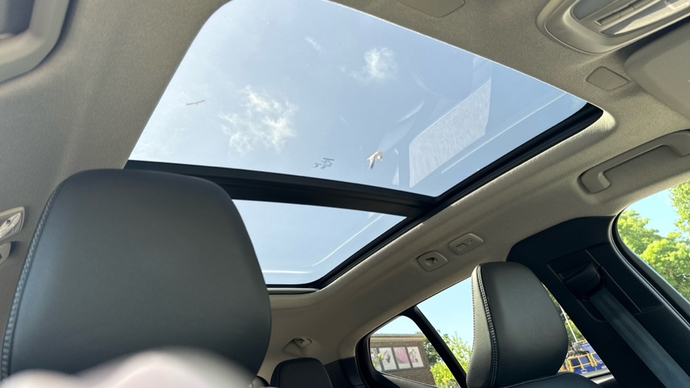 Volvo XC40 2.0 B4P Ultra Dark 5dr Auto Petrol Estate - Image 33