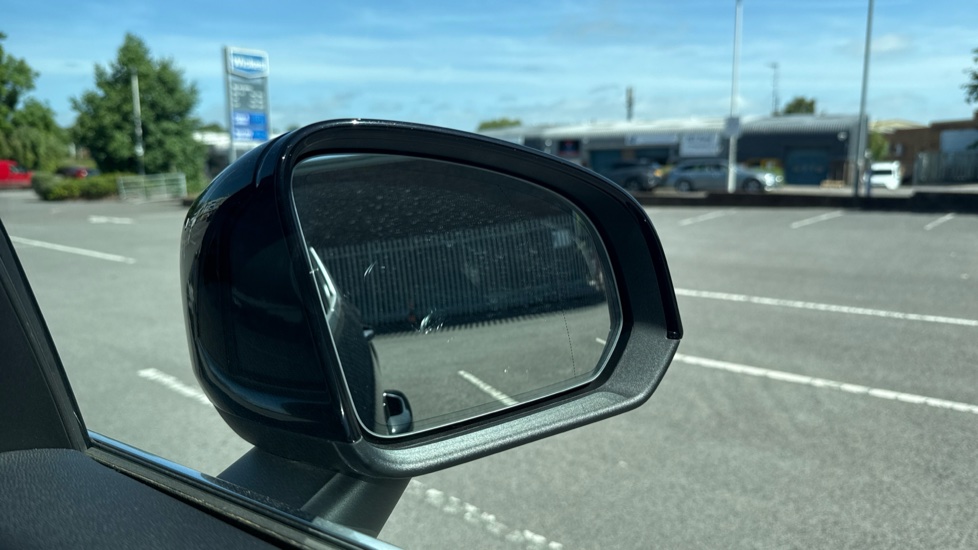Volvo XC40 2.0 B4P Ultra Dark 5dr Auto Petrol Estate - Image 34