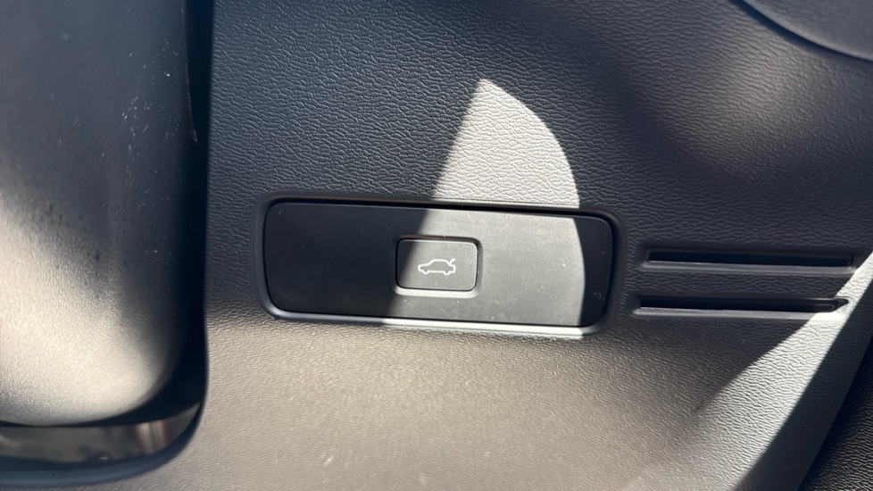 Volvo XC40 2.0 B4P Ultra Dark 5dr Auto Petrol Estate - Image 36
