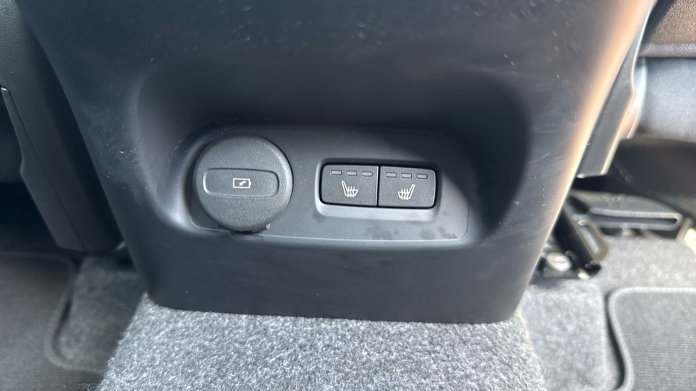 Volvo XC40 2.0 B4P Ultra Dark 5dr Auto Petrol Estate - Image 37
