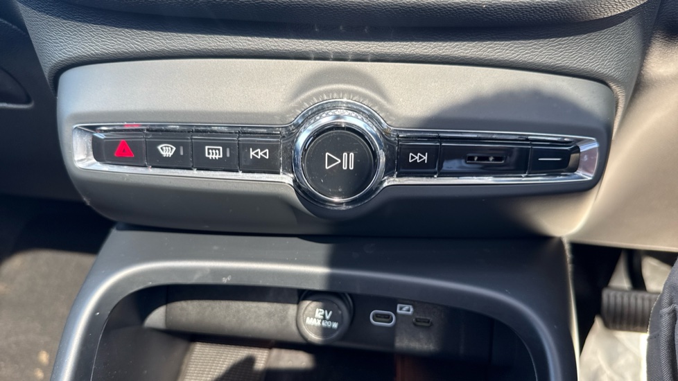 Volvo XC40 2.0 B4P Ultra Dark 5dr Auto Petrol Estate - Image 39