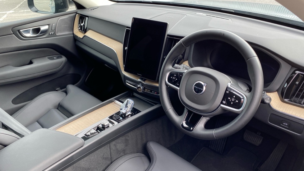 Volvo XC60 2.0 B5P Plus Dark 5dr AWD Geartronic Petrol Estate - Image 4