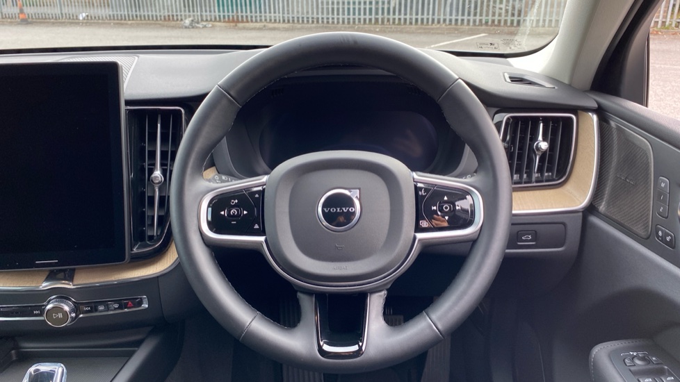Volvo XC60 2.0 B5P Plus Dark 5dr AWD Geartronic Petrol Estate - Image 10