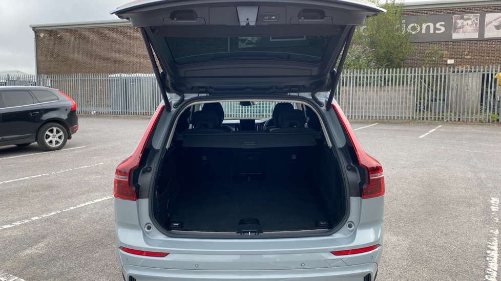 Volvo XC60 2.0 B5P Plus Dark 5dr AWD Geartronic Petrol Estate - Image 13