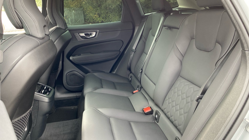 Volvo XC60 2.0 B5P Plus Dark 5dr AWD Geartronic Petrol Estate - Image 37