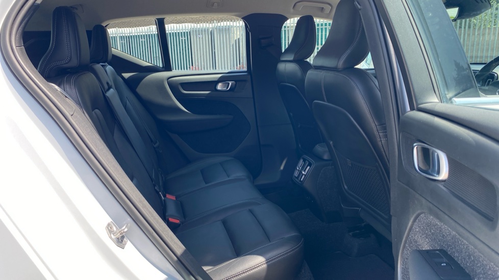 Volvo XC40 2.0 D4 [190] Inscription 5dr AWD Geartronic Diesel Estate - Image 6