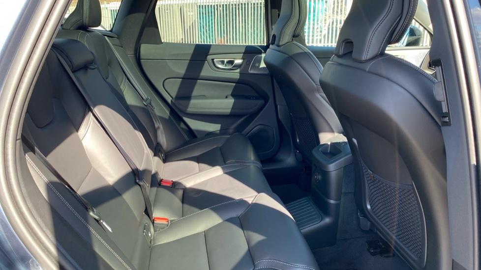 Volvo XC60 2.0 T8 [455] PHEV Ultra Dark 5dr AWD Geartronic Estate - Image 6