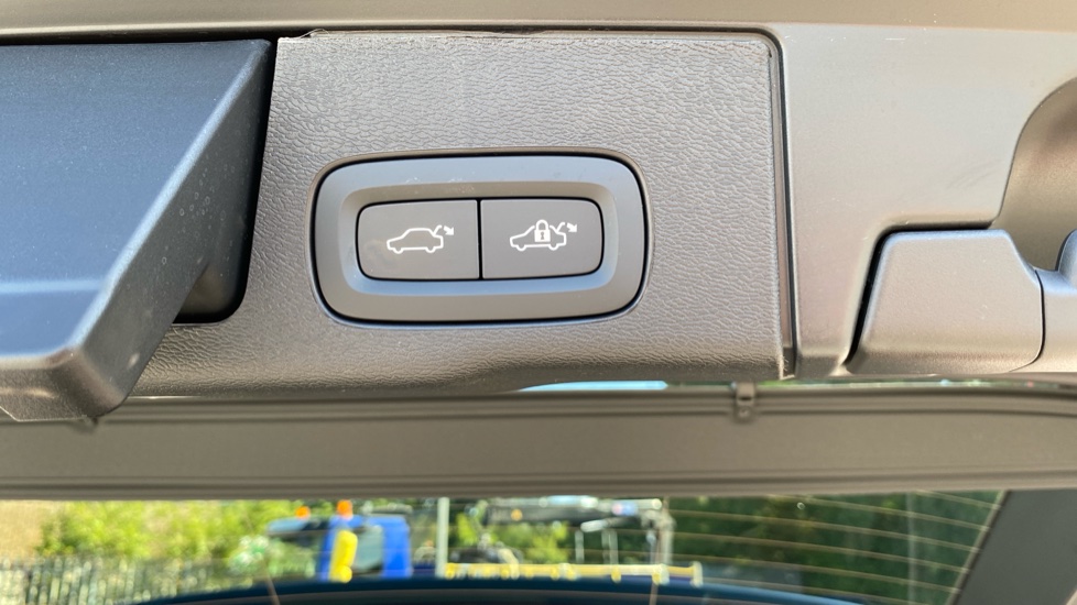 Volvo XC60 2.0 T8 [455] PHEV Ultra Dark 5dr AWD Geartronic Estate - Image 35