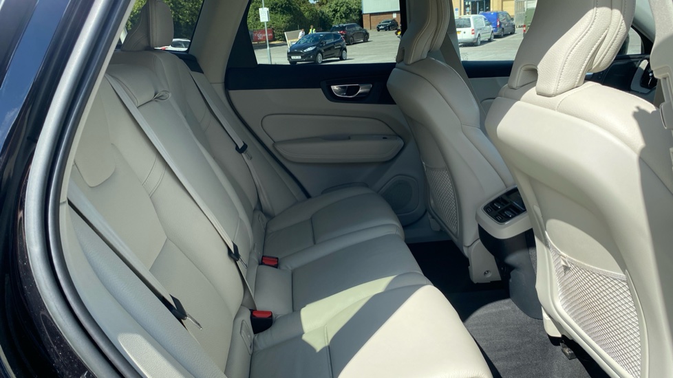 Volvo XC60 2.0 B4D Plus Dark 5dr AWD Geartronic Diesel Estate - Image 6