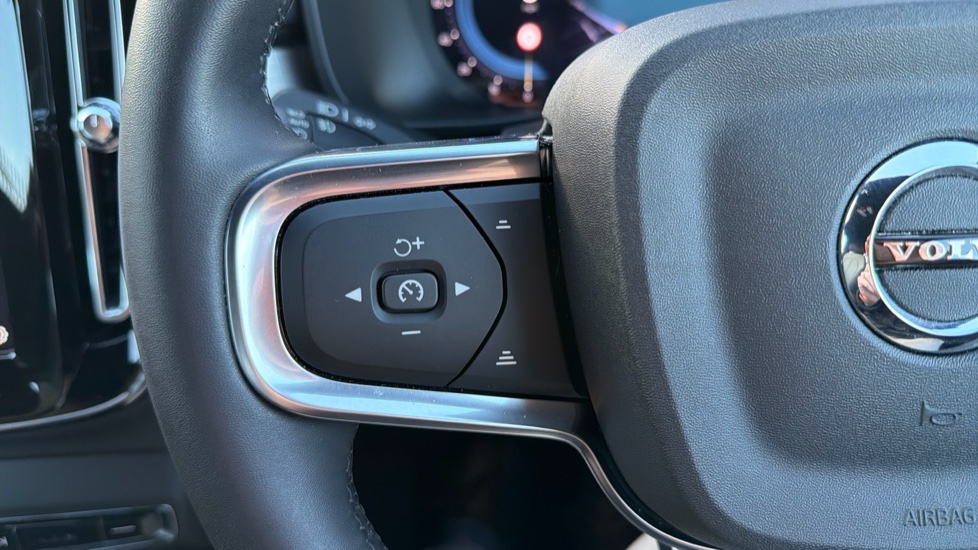 Volvo XC40 2.0 B3P Plus Dark 5dr Auto Petrol Estate - Image 20