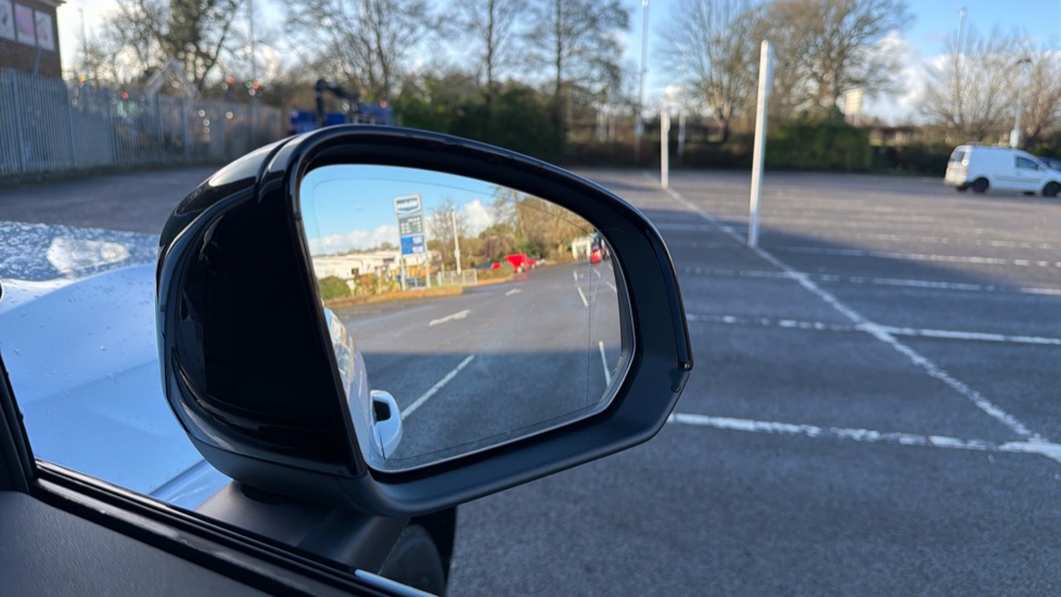 Volvo XC40 2.0 B3P Plus Dark 5dr Auto Petrol Estate - Image 30