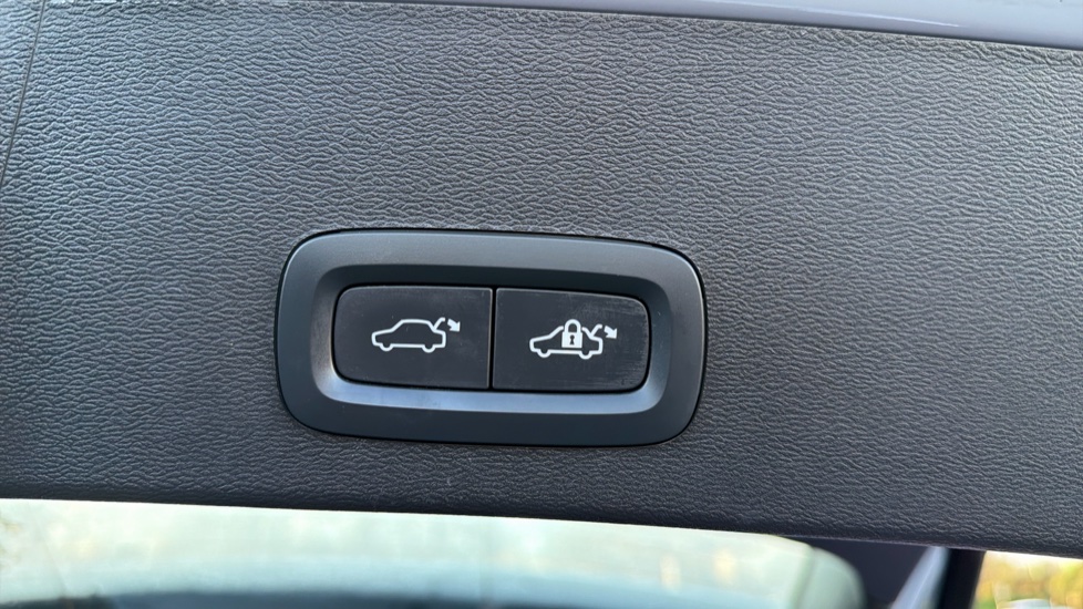 Volvo XC40 2.0 B3P Plus Dark 5dr Auto Petrol Estate - Image 32