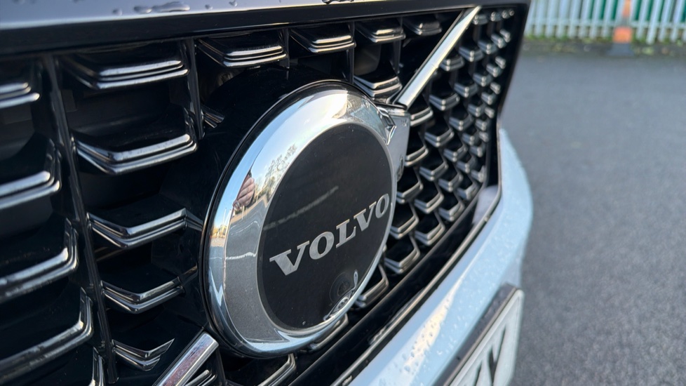 Volvo XC40 2.0 B3P Plus Dark 5dr Auto Petrol Estate - Image 34