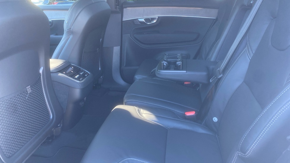 Volvo XC90 2.0 B5P Ultra Dark 5dr AWD Geartronic [Revised] Petrol Estate - Image 33