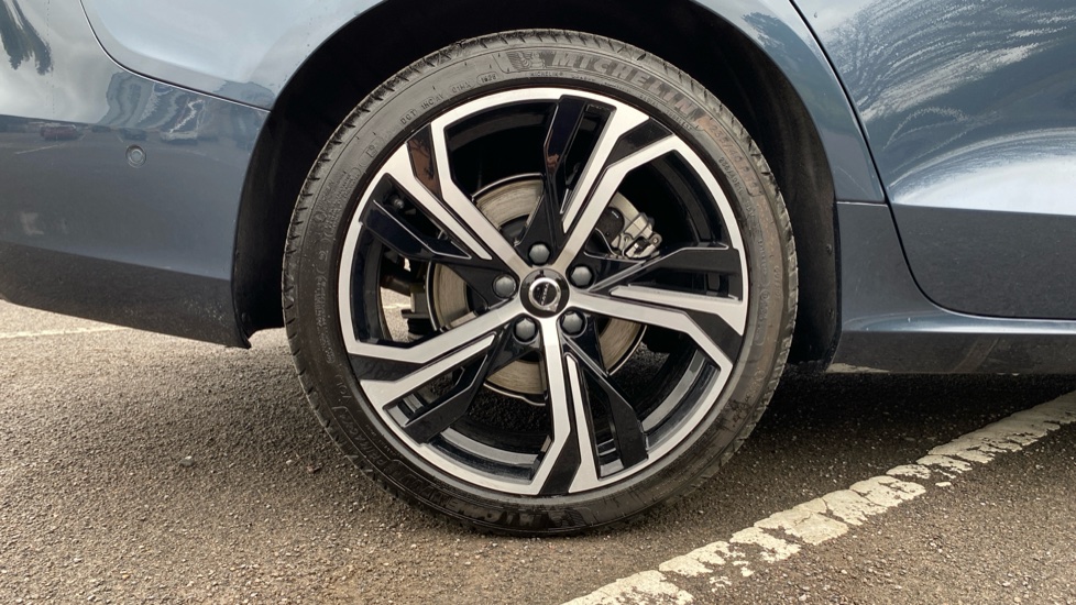 Volvo V60 2.0 B4P Ultra Dark 5dr Auto Petrol Estate - Image 9