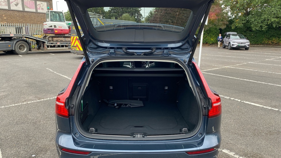 Volvo V60 2.0 B4P Ultra Dark 5dr Auto Petrol Estate - Image 13