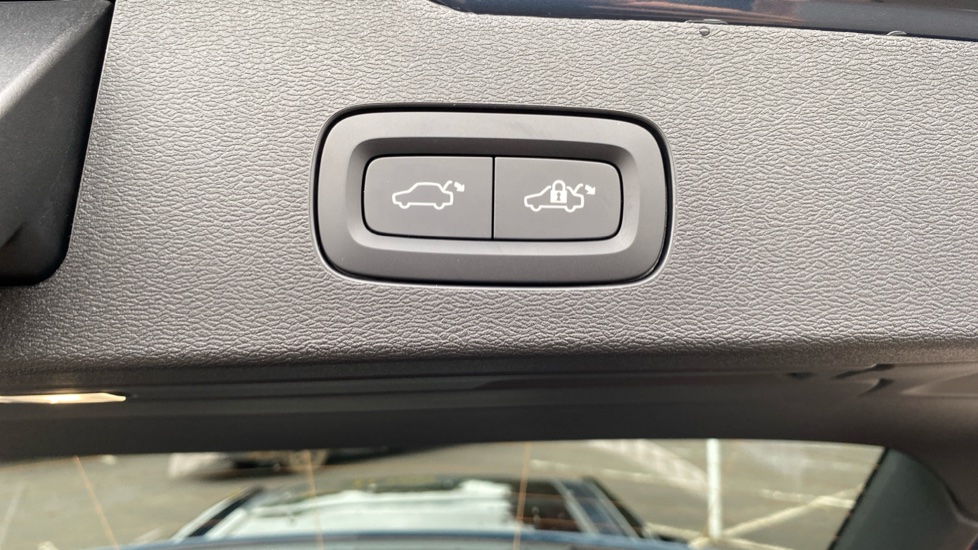 Volvo V60 2.0 B4P Ultra Dark 5dr Auto Petrol Estate - Image 35