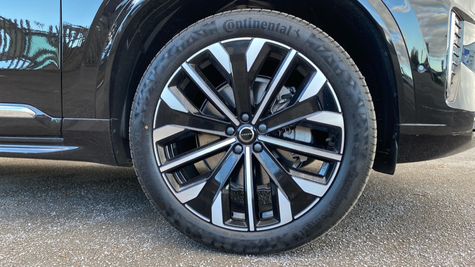 Volvo XC90 2.0 B5P Ultra Bright 5dr AWD Geartronic [Revised] Petrol Estate - Image 9