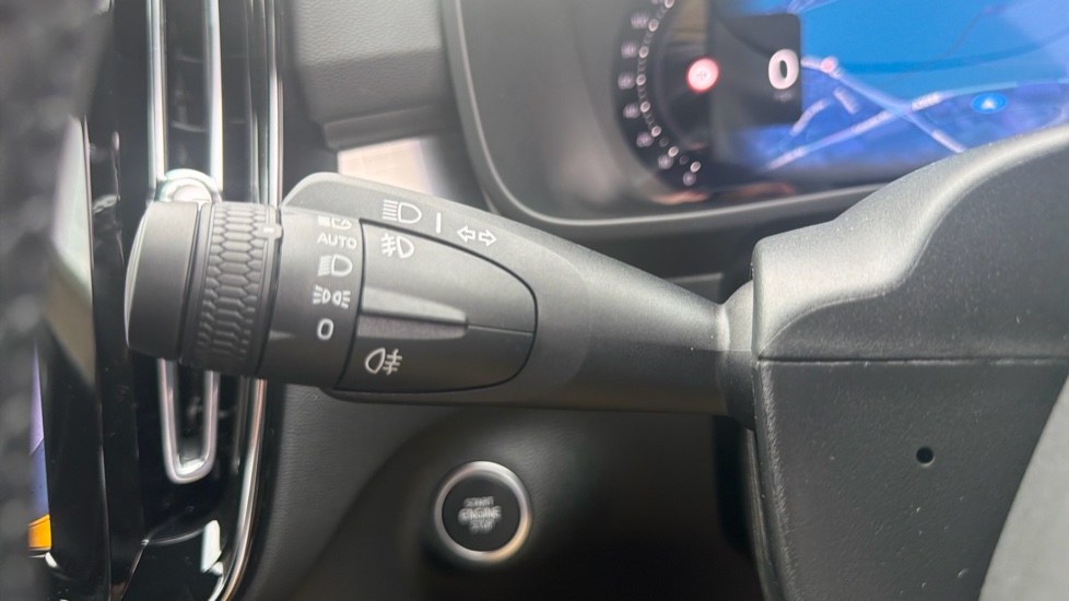 Volvo XC40 2.0 B4P Plus Dark 5dr Auto Petrol Estate - Image 18