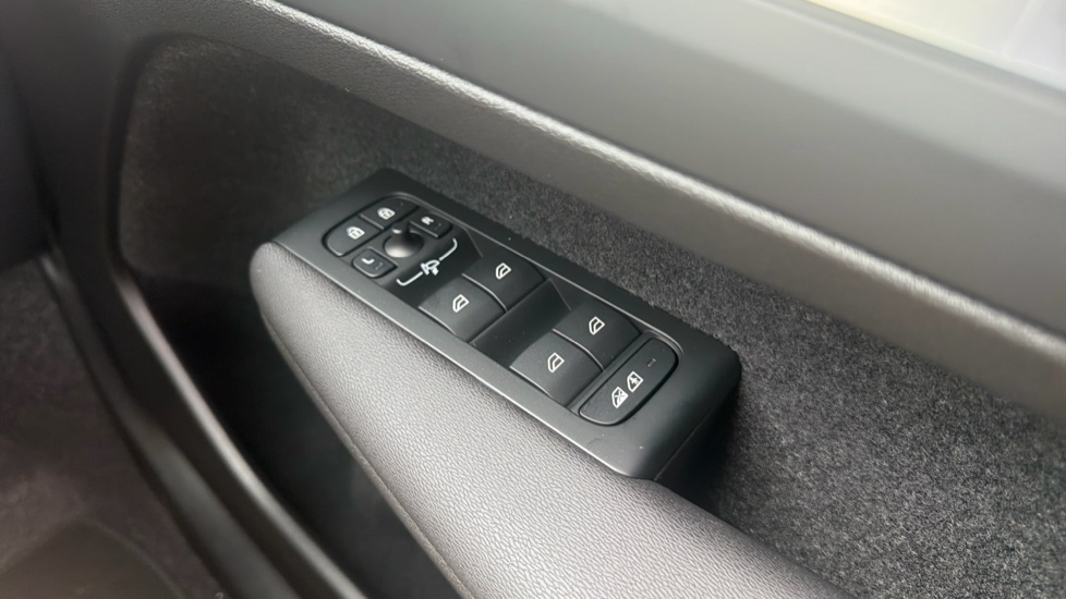 Volvo XC40 2.0 B4P Plus Dark 5dr Auto Petrol Estate - Image 22