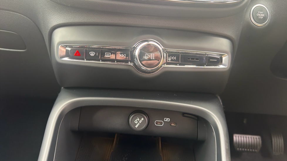 Volvo XC40 2.0 B4P Plus Dark 5dr Auto Petrol Estate - Image 23