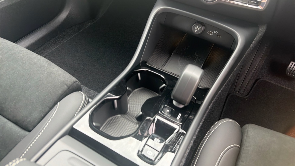 Volvo XC40 2.0 B4P Plus Dark 5dr Auto Petrol Estate - Image 24
