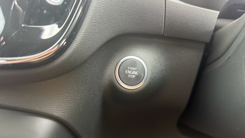 Volvo XC40 2.0 B4P Plus Dark 5dr Auto Petrol Estate - Image 25