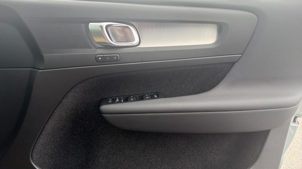 Volvo XC40 2.0 B4P Plus Dark 5dr Auto Petrol Estate - Image 27