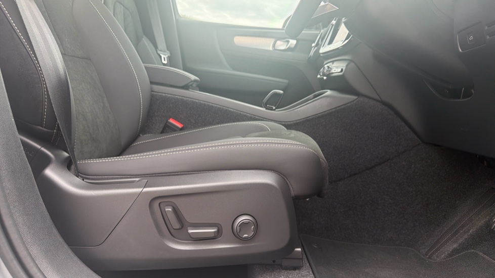 Volvo XC40 2.0 B4P Plus Dark 5dr Auto Petrol Estate - Image 28