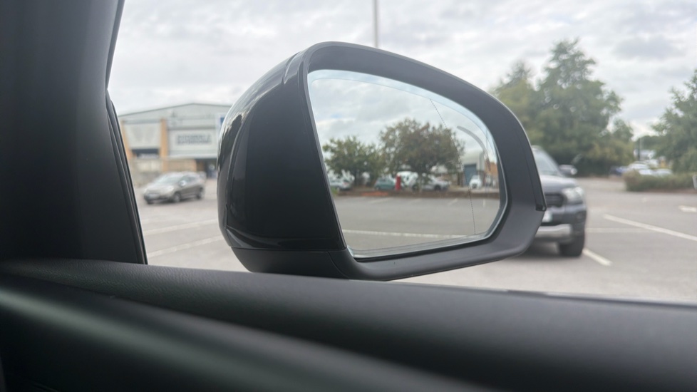 Volvo XC40 2.0 B4P Plus Dark 5dr Auto Petrol Estate - Image 30