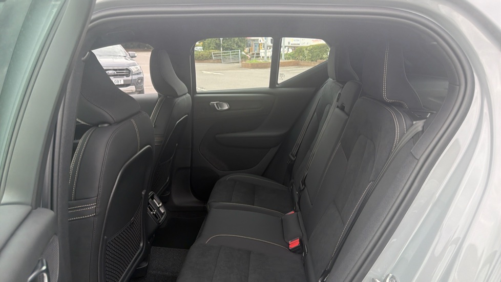 Volvo XC40 2.0 B4P Plus Dark 5dr Auto Petrol Estate - Image 31