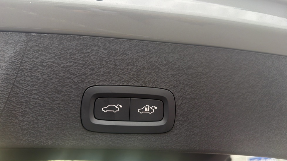 Volvo XC40 2.0 B4P Plus Dark 5dr Auto Petrol Estate - Image 33
