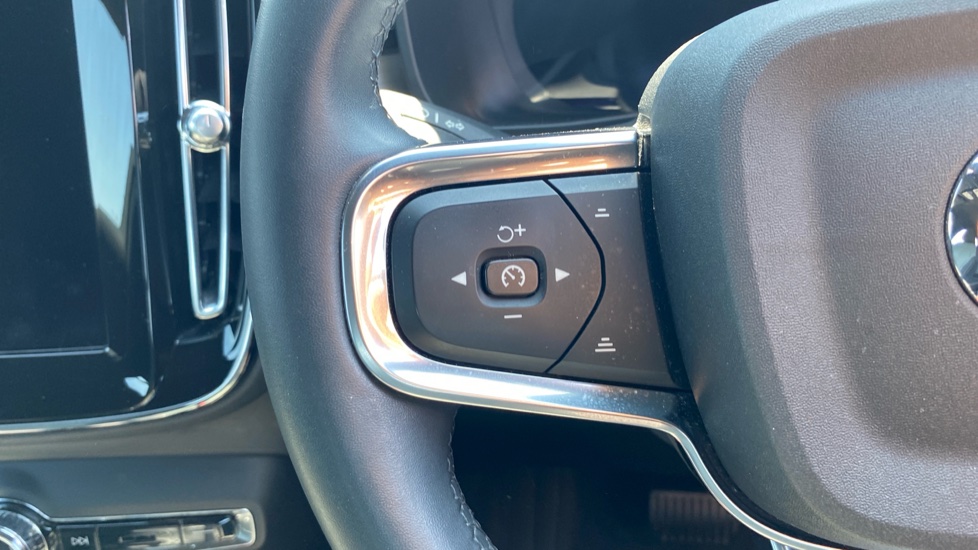 Volvo XC40 2.0 B3P Plus Dark 5dr Auto Petrol Estate - Image 21