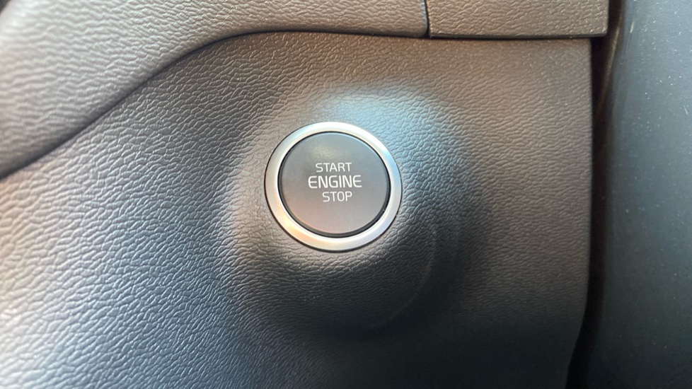 Volvo XC40 2.0 B3P Plus Dark 5dr Auto Petrol Estate - Image 27