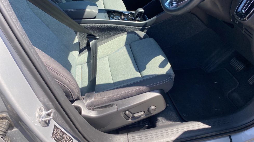 Volvo XC40 2.0 B3P Plus Dark 5dr Auto Petrol Estate - Image 30