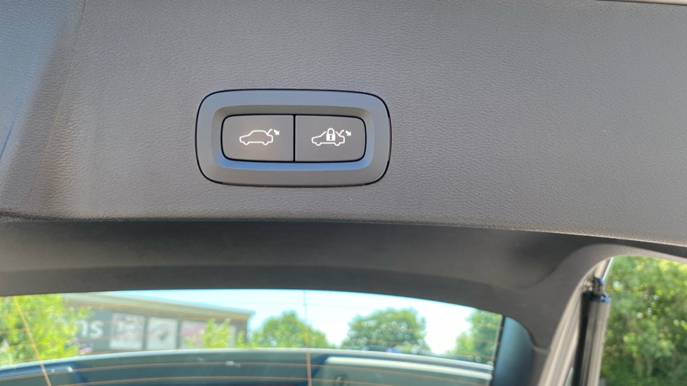 Volvo XC40 2.0 B3P Plus Dark 5dr Auto Petrol Estate - Image 35