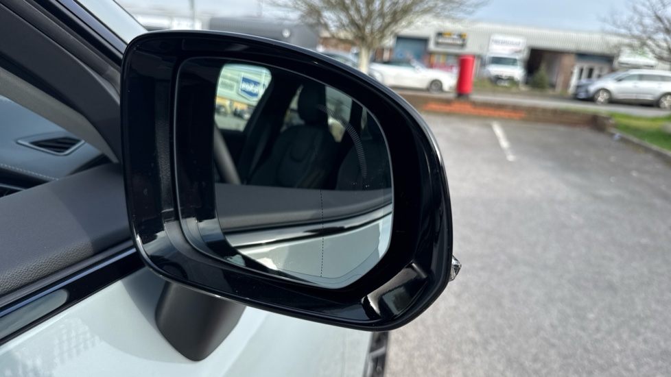 Volvo XC60 2.0 T8 [455] PHEV Ultra Dark 5dr AWD Geartronic Estate - Image 29