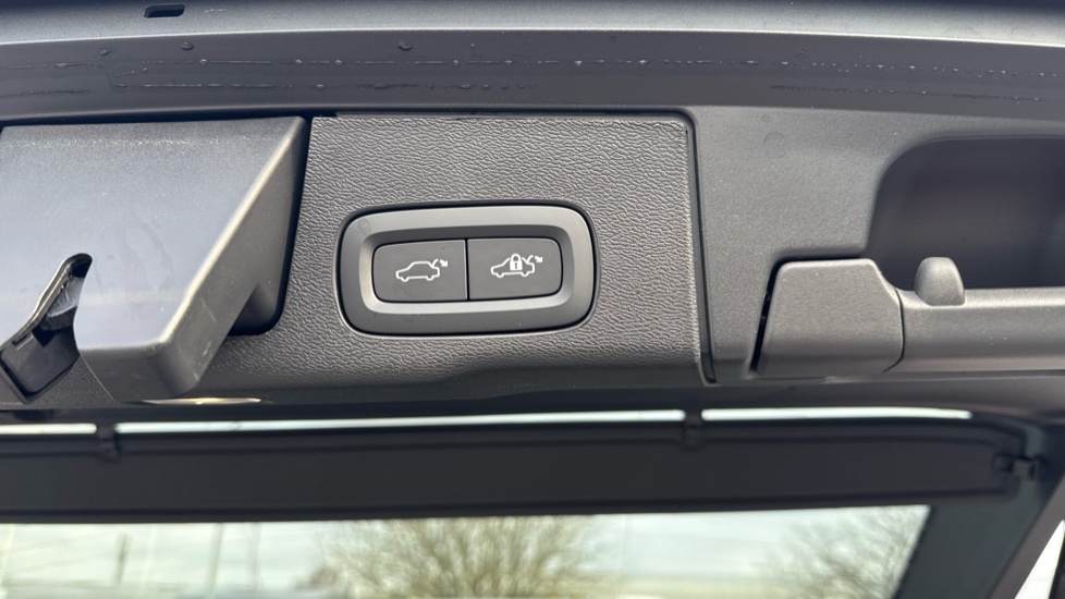 Volvo XC60 2.0 T8 [455] PHEV Ultra Dark 5dr AWD Geartronic Estate - Image 32