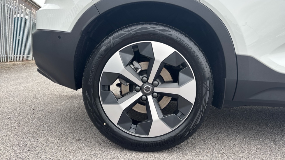 Volvo XC40 2.0 B4P Plus Pro Dark 5dr Auto Petrol Estate - Image 9