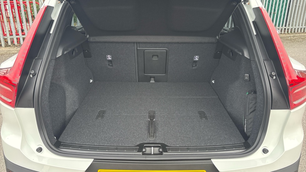 Volvo XC40 2.0 B4P Plus Pro Dark 5dr Auto Petrol Estate - Image 14