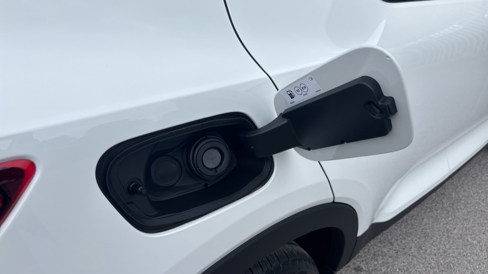 Volvo XC40 2.0 B4P Plus Pro Dark 5dr Auto Petrol Estate - Image 16