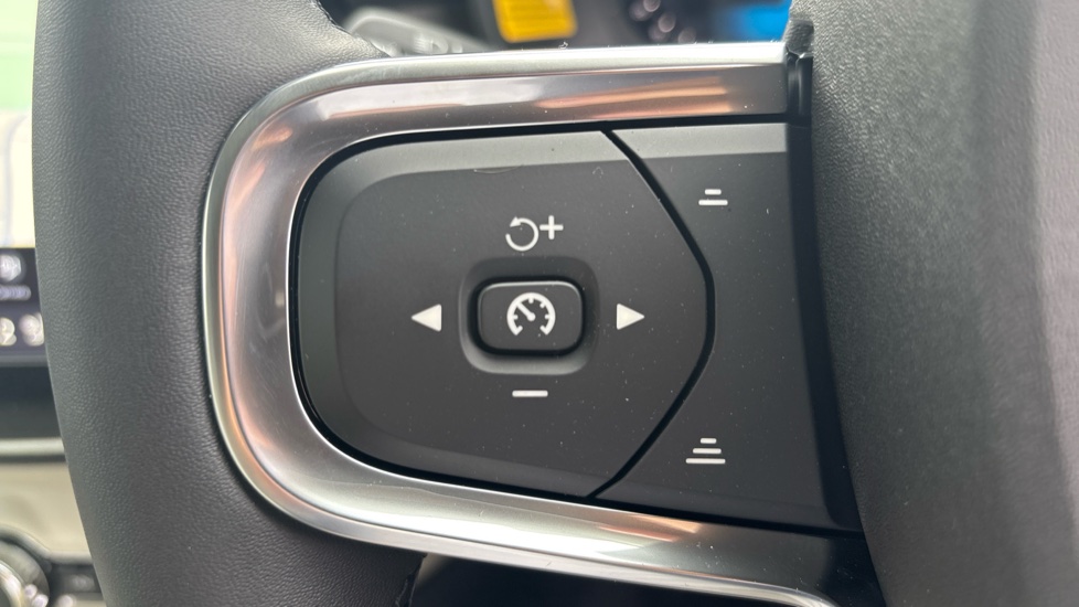 Volvo XC40 2.0 B4P Plus Pro Dark 5dr Auto Petrol Estate - Image 21