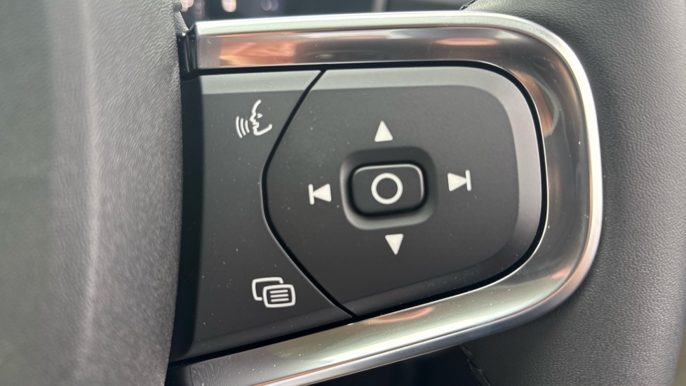 Volvo XC40 2.0 B4P Plus Pro Dark 5dr Auto Petrol Estate - Image 22