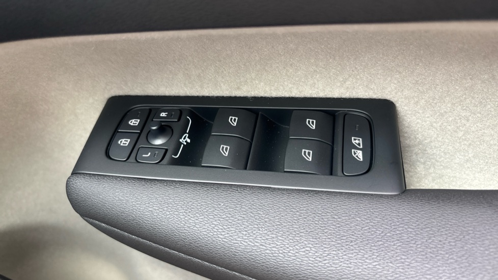 Volvo XC40 2.0 B4P Plus Pro Dark 5dr Auto Petrol Estate - Image 24