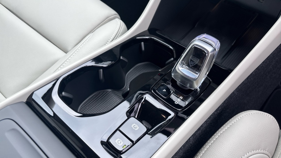 Volvo XC40 2.0 B4P Plus Pro Dark 5dr Auto Petrol Estate - Image 26