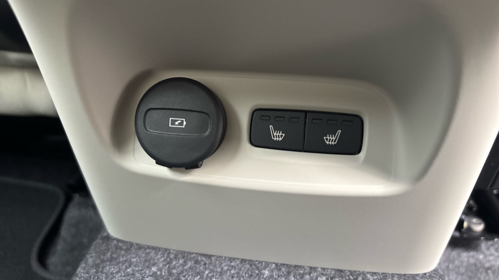 Volvo XC40 2.0 B4P Plus Pro Dark 5dr Auto Petrol Estate - Image 31